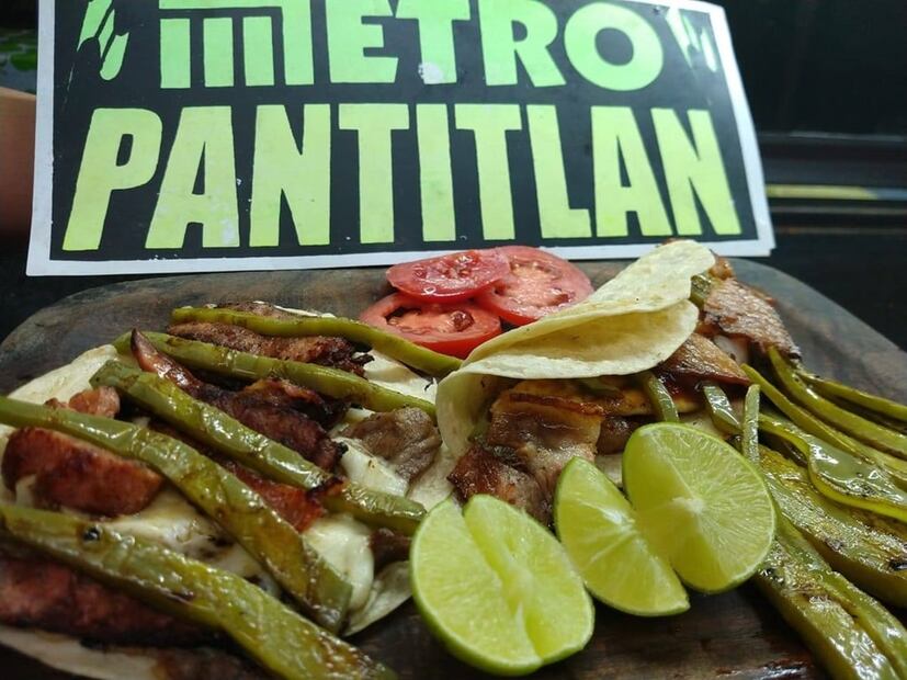 Afuera del Metro Pantitlán podrás encontrar estos tacos de quesocarne de bistec, chorizo, pechuga de pollo y más / Foto: Quesocarnes by Mitch
