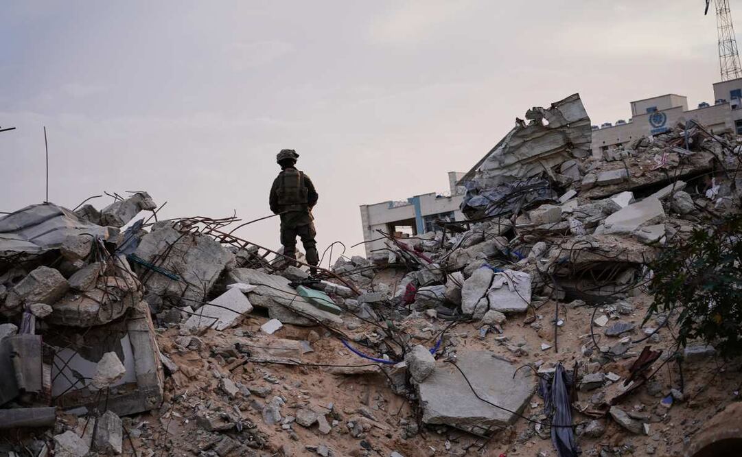 Soldados israelíes se reúnen junto a la entrada de un túnel donde, según el ejército, se encontraba el cuerpo del soldado Hadar Goldin en Rafah, Franja de Gaza, el lunes 8 de diciembre de 2025. Hamás devolvió sus restos a Israel como parte del alto el fuego vigente. Foto: AP