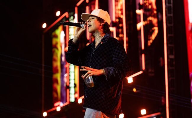 La multa que podría enfrentar Natanael Cano tras cantar “Cuerno Azulado” en Flow Fest 2025