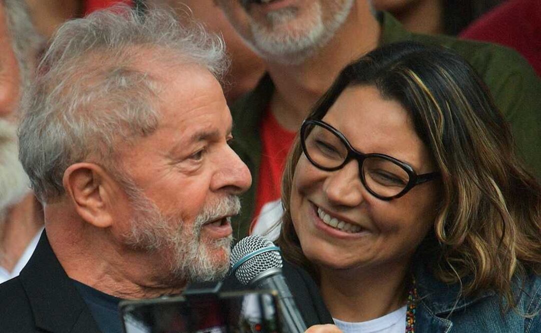 Lula da Silva habla con sus seguidores junto a Rosangela da Silva después de salir de la Jefatura de la Policía Federal. Foto: AFP