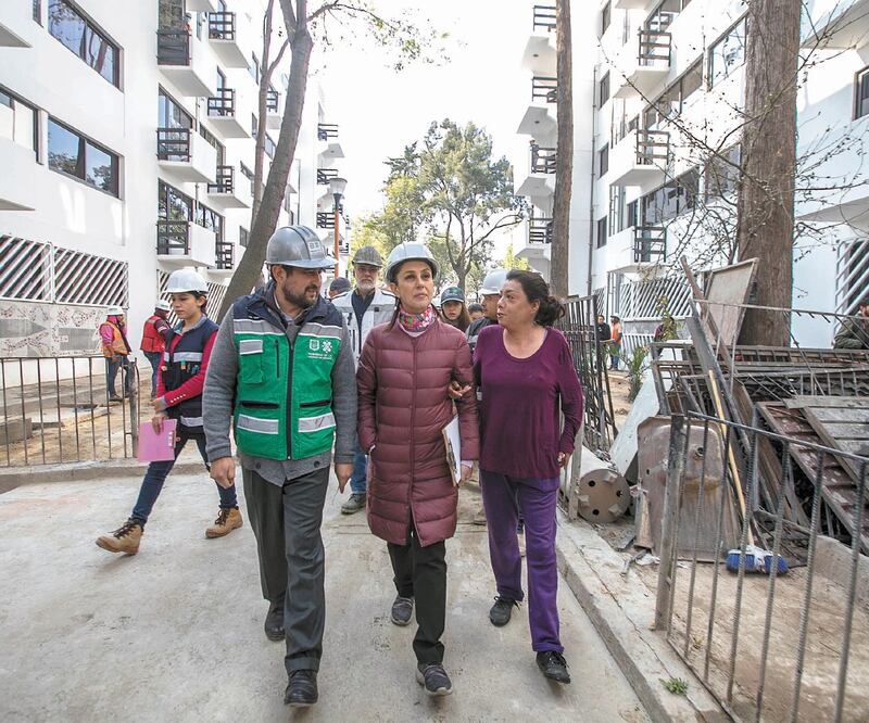 Durante el recorrido, la mandataria local, Claudia Sheinbaum, acompañada del comisionado de la Reconstrucción, César Cravioto, expuso que unos departamentos estarán listos el 31 de diciembre, otros el 15 y el 31 de enero. GERMÁN ESPINOSA. EL UNIVERSAL