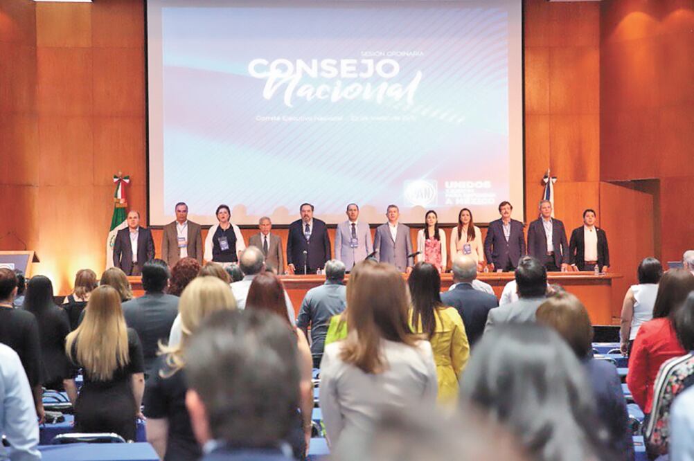 Durante la sesión ordinaria del Consejo Nacional del PAN, el presidente nacional del partido, Marko Cortés (centro), dijo que el actual gobierno abusa de la expectativa de la gente, comete todo tipo de ocurrencias y cae en la opacidad. (TOMADA DE TWITTER)