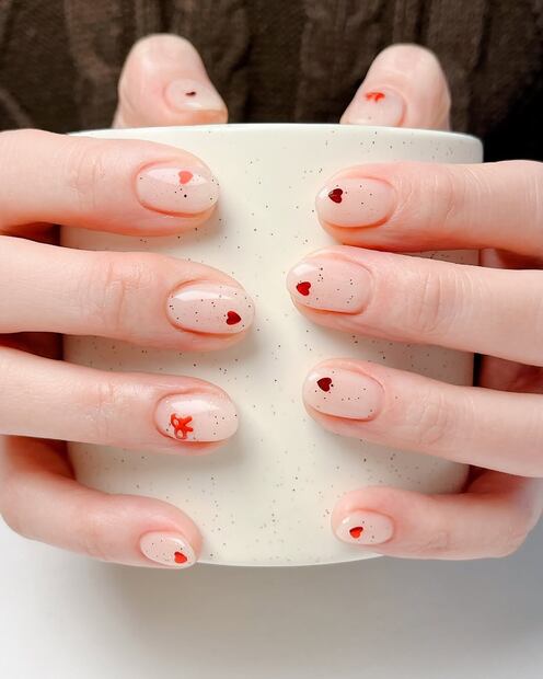 Un esmalte en tono natural y corazones pequeños crean la fórmula perfecta para San Valentín. Foto: Instagram @nailalamode