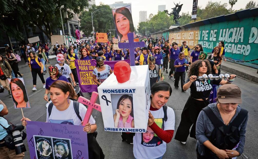 Con cartulinas que llevaban fotografías de víctimas, cientos de mujeres en la CDMX marcharon para exigir justicia ante la violencia y que no haya impunidad, el 25 de noviembre de 2025. Foto: Luis Camacho / EL UNIVERSAL