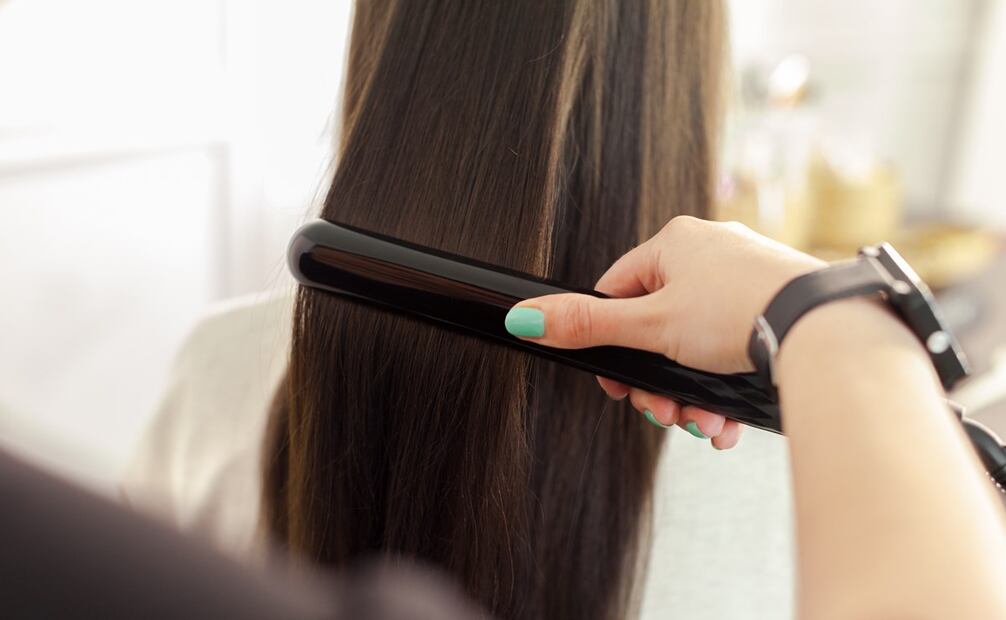 Alaciar el cabello es posible sin calor. Foto: Freepik