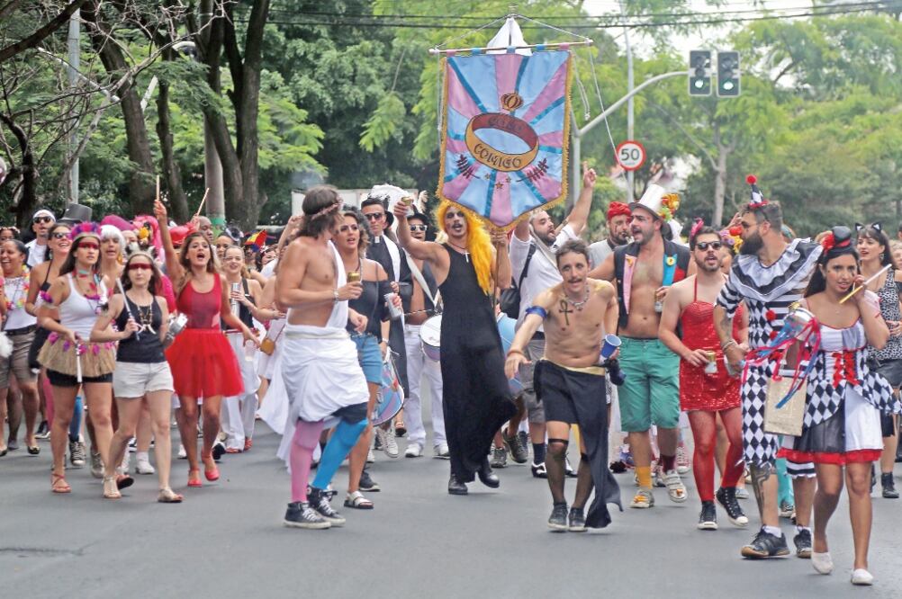 En Sao Paulo, juerguistas participan en el desfile de las fiestas “Casa Comigo” (Cásate conmigo) (XINHUA)