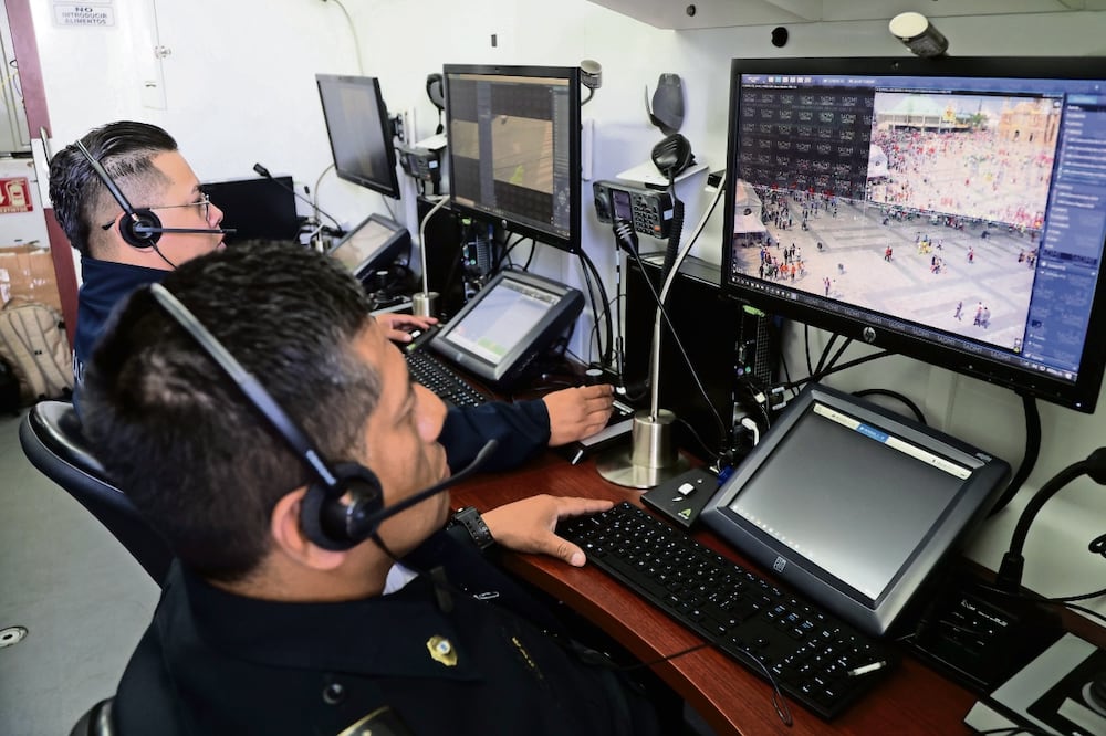 La unidad portátil de vigilancia, C2 Móvil, que se instaló en el atrio de la Basílica tiene espacio para siete operadores y disponen de cámaras desplegables, explicó el coordinador del C5, Salvador Guerrero. Foto: de Carlos Mejía. El Universal