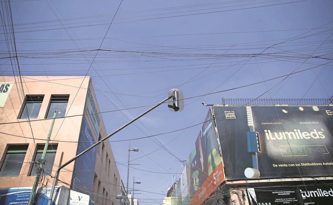 El cableado público y de telecomunicaciones en postes en la Ciudad de México se ha convertido en un problema de urbanismo y protección civil, debido al saturamiento aéreo, coindicen especialistas. Foto: ESPECIAL