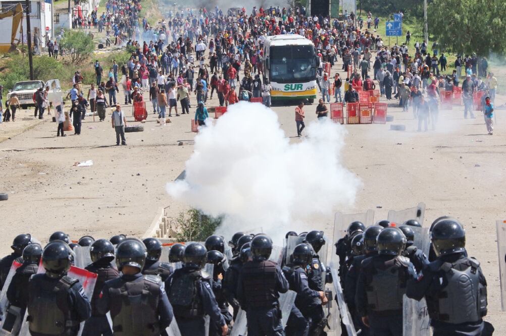 Policías e integrantes de la Coordinadora Nacional de Trabajadores de la Educación y de otras organizaciones sociales se enfrentaron ayer durante más de 12 horas, tras un operativo en Nochixtlán (LUIS ALBERTO HERNÁNDEZ. AP)