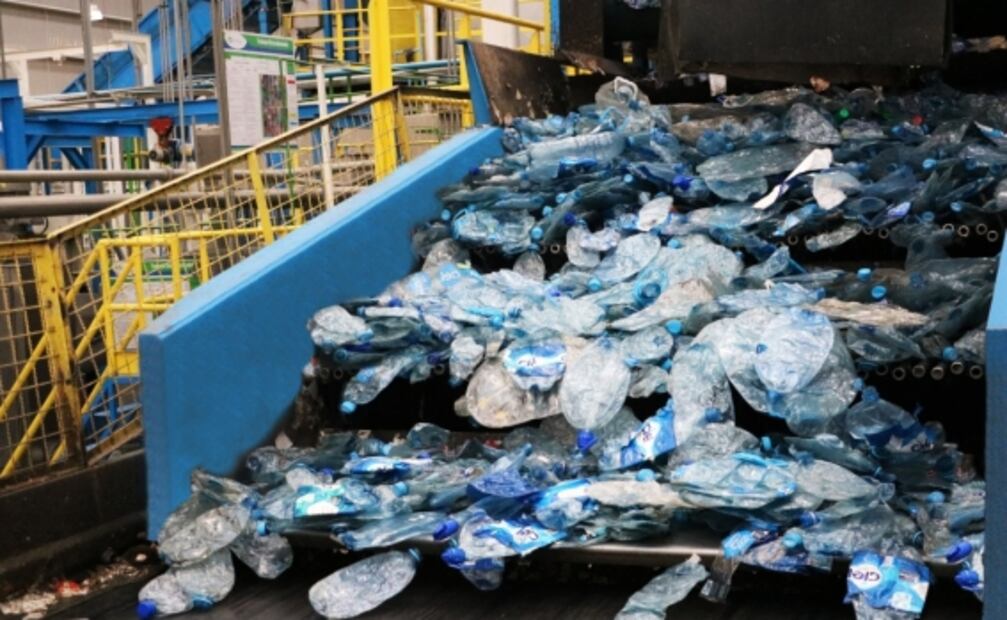 ¿Sabes qué pasa con tu botella de plástico cuando la desechas correctamente?