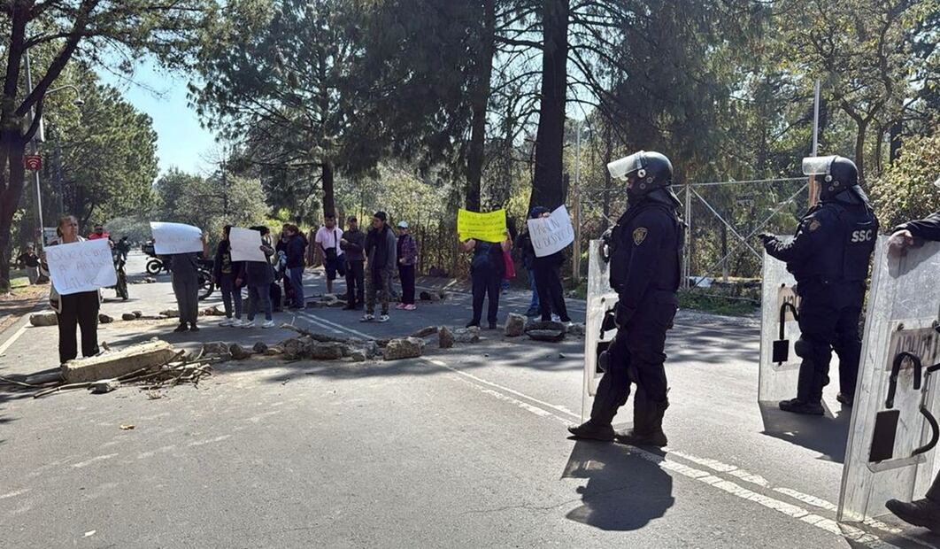 Un enfrentamiento y bloqueo se registró en la carretera Picacho Ajusco en Tlalpan, tras un desalojo de asentamiento irregular por autoridades capitalinas. Foto: especial