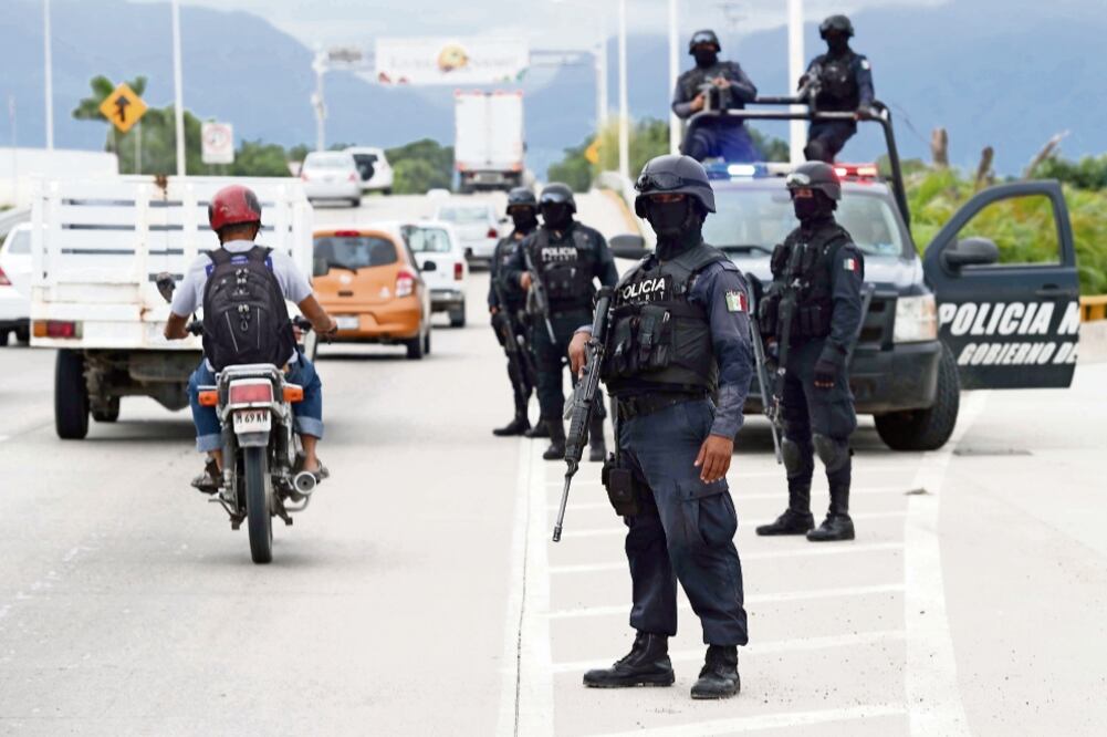 Elementos policiacos de Jalisco y Nayarit hacen revisiones constantes a los automóviles que circulan por el puente que comunica a ambos estados (VALENTE ROSAS. EL UNIVERSAL)