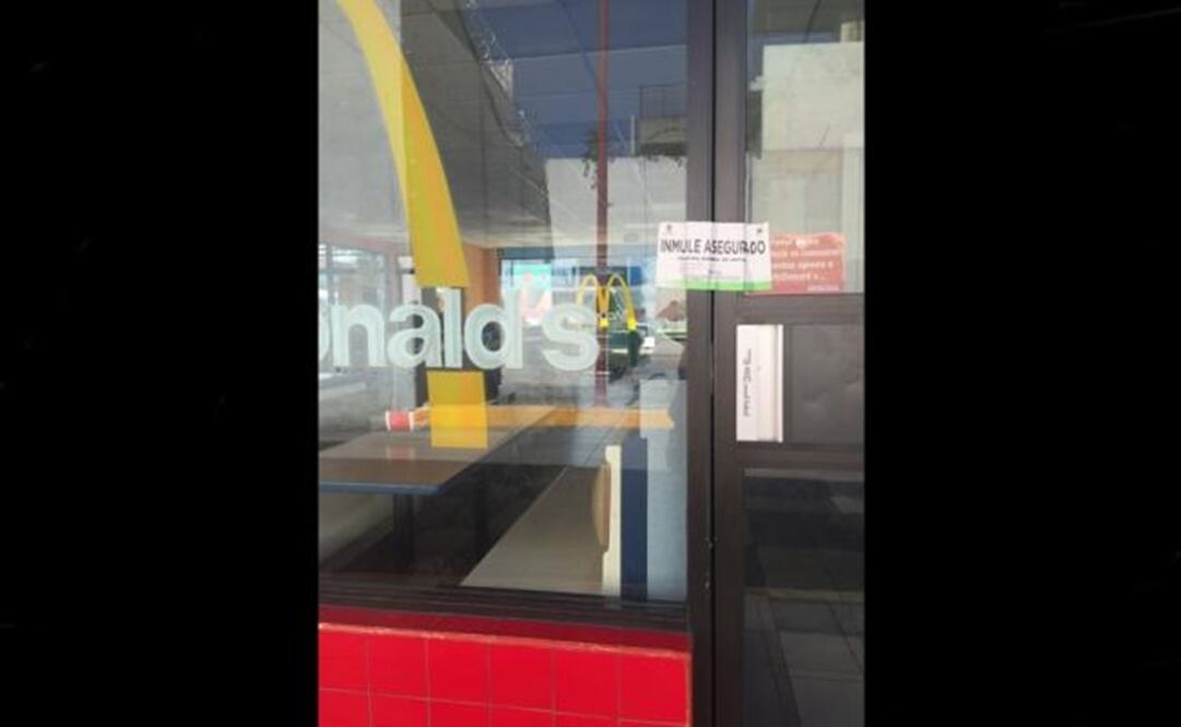 The Office of the Attorney General of the State of Mexico placed seals in the doors of the restaurant after a woman reportedly fell ill. (Photo: Rebeca Jiménez/EL UNIVERSAL)