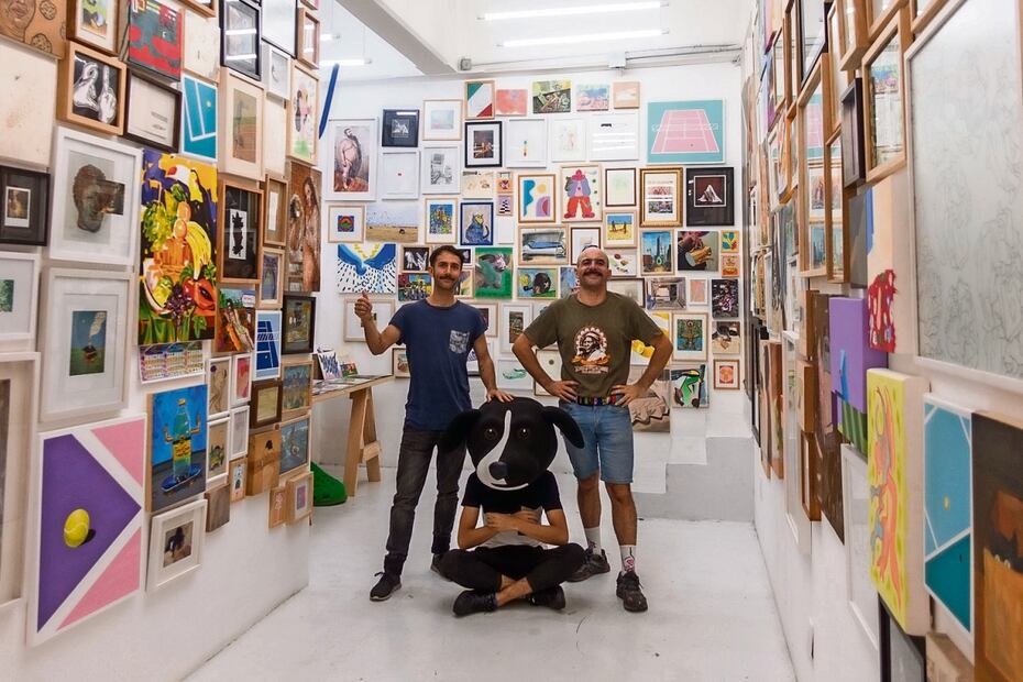 Decorada con decenas de pinturas, el recinto se dedica a la venta de arte a precios accesibles y a la difusión de artistas jóvenes. Foto: Casa Equis