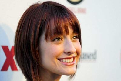 Arrestan a Allison Mack por liga con Nxivm, la secta de las esclavas sexuales