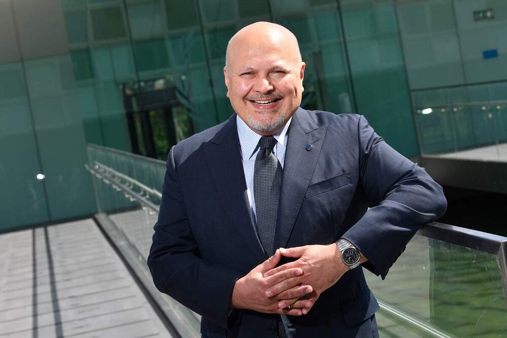 El fiscal jefe de la Corte Penal Internacional, Karim Khan, posa para una foto en la sede de la CPI en La Haya, en 2022. Foto: AFP