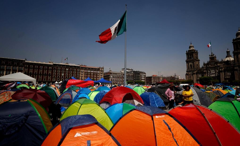 Maestros de diversos estados del país pertenecientes a la CNTE continúan arribando al Zócalo capitalino para instalar su plantón contra la iniciativa de reforma a la Ley del ISSSTE este miércoles 19 de marzo de 2025. Foto: Diego Simón Sánchez/EL UNIVERSAL