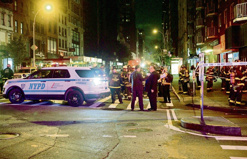La policía y el cuerpo de bomberos de Nueva York acordonaron la calle 23, cerca de la Sexta Avenida, y sus alrededores tras la explosión (RASHID UMAR ABBASI. REUTERS)