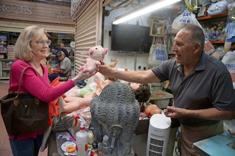 Aunque no son su especialidad, arregló a la peluche Puerquita, que la señora Gloria prometió a su nieta reparar. Foto: de Carlos Mejía. El Universal
