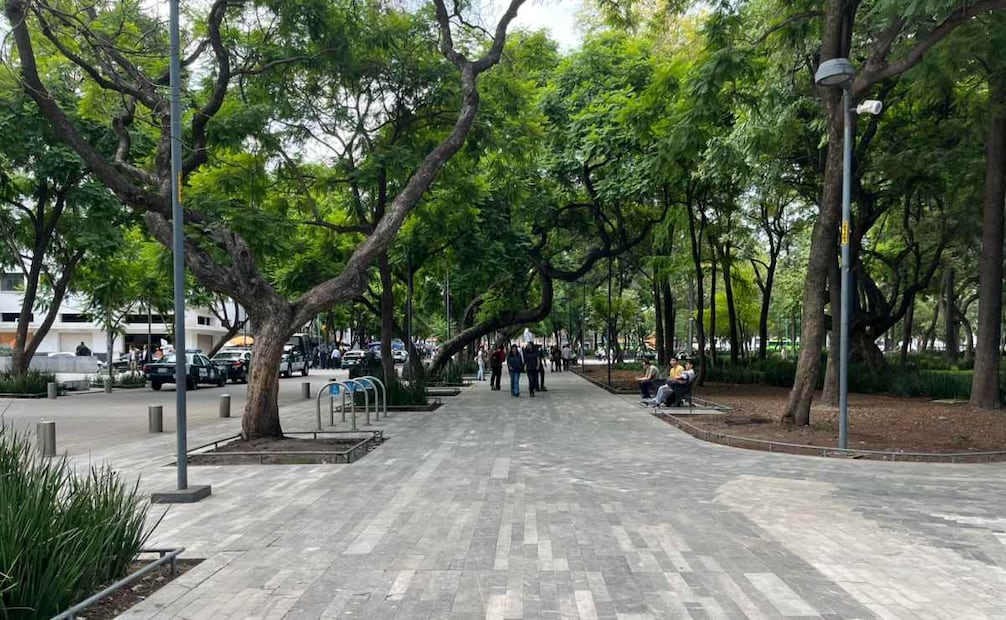 Transeúntes que caminan por el parque público ya se pueden sentar en la banca que se encuentra sobre la calle de Doctor Mora. (16/07/25) Fotos: Rafael García