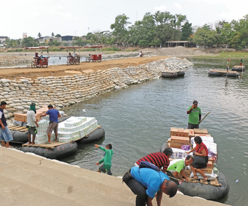 A la orilla del río Suchiate se observan balsas construidas para transportar mercancía de México a Guatemala. MARÍA DE JESÚS PETERS. EL UNIVERSAL