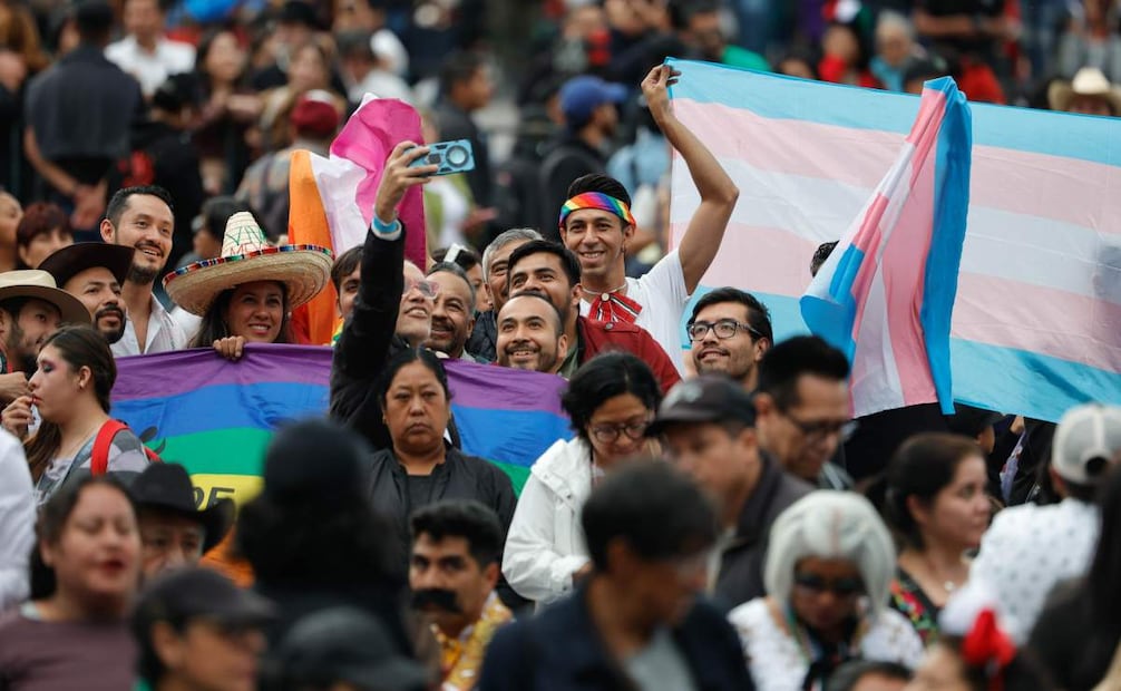 Colectivos de la diversidad sexual llegan al Zócalo capitalino para dar el Grito con la Presidenta Sheinbaum. Foto: Diego Simón Sánchez/ EL UNIVERSAL