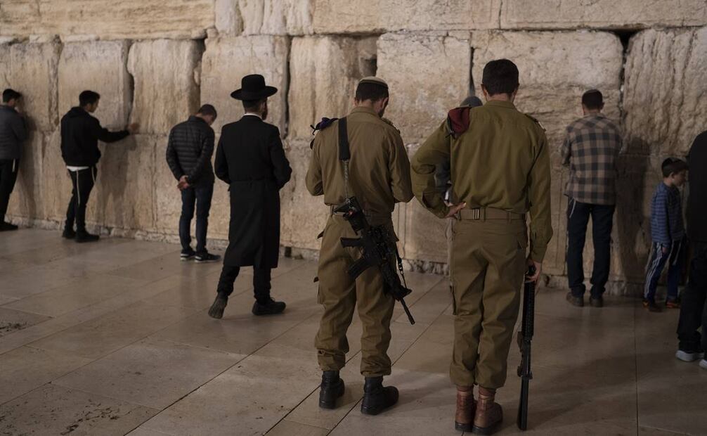Los soldados israelíes oran después de asistir a la ceremonia que marca el Día Conmemorativo anual de Israel por los soldados caídos. Foto: AP