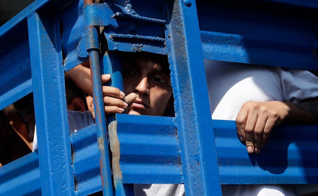 Supuestos pandilleros detenidos durante el Estado de Excepción son trasladados a una cárcel, en San Salvador. Foto: EFE