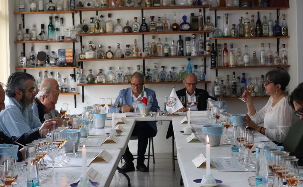 Aprende de tequila, mezcal y otros destilados. Foto: Academia mexicana de catadores de tequila, vino y mezcal, A.C