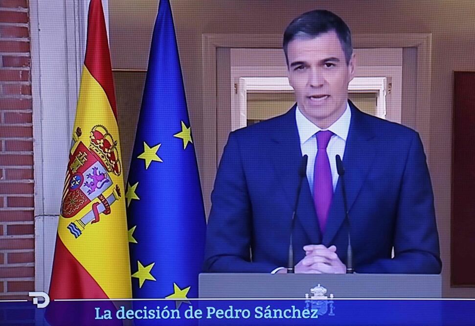 Captura de pantalla del presidente del gobierno español, Pedro Sánchez, quien este lunes 29 de abril anunció su decisión de mantenerse la frente del gobierno. FOTO: THOMAS COEX. AFP