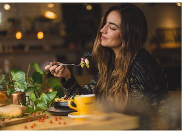 ¿Cuál es la mejor hora para comer y no aumentar de peso, según expertos?