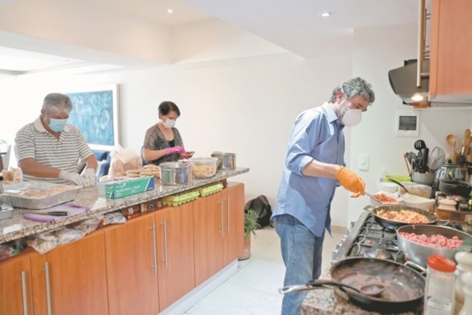 Mexicans give thank-you meal kits to healthcare workers fighting COVID-19