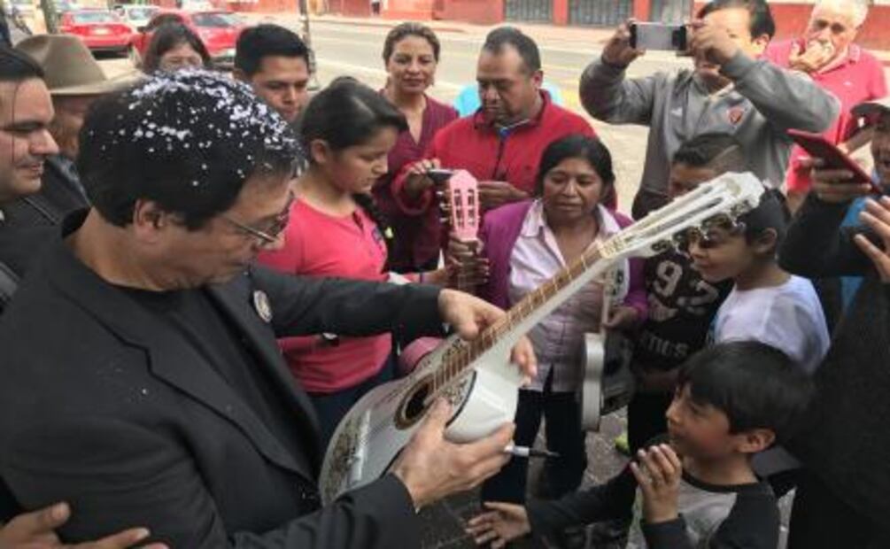 Reconocen a creador de la guitarra de "Coco"