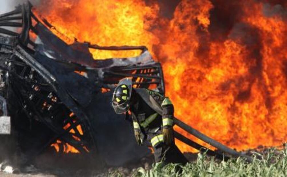Explota toma clandestina de combustible en poblado de San Carlos Autopan, Toluca
