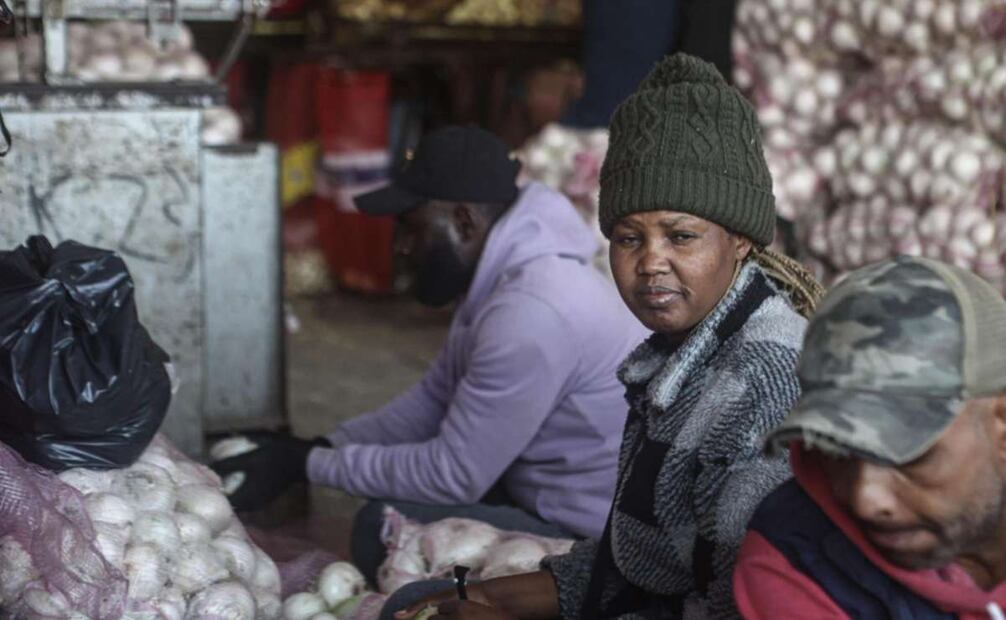 Familias enteras haitianas pelan cebollas en el pasillo K de la Central de Abasto. Foto: Gabriel Pano/EL UNIVERSAL
