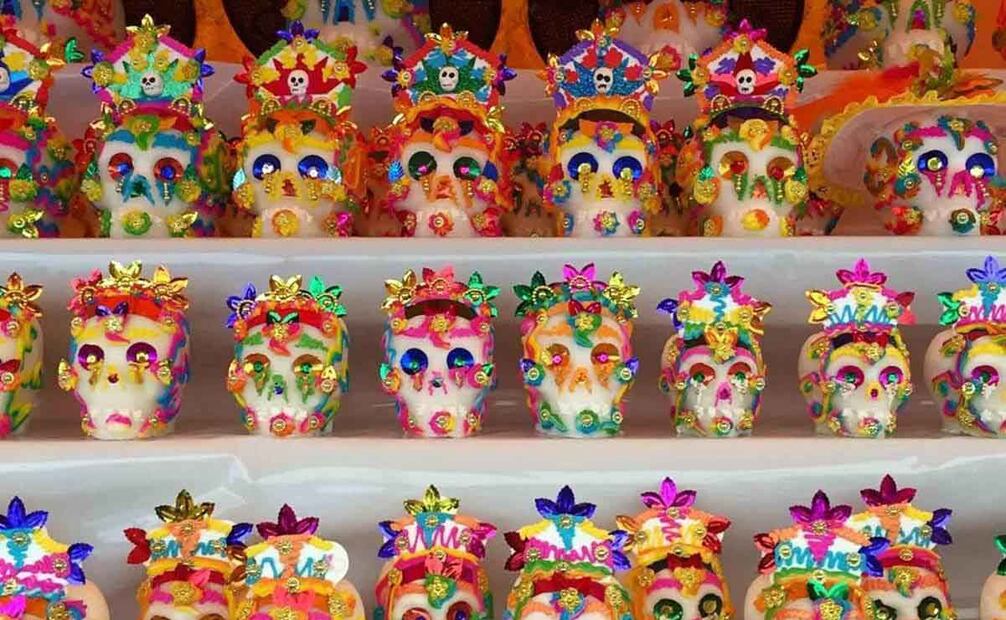 Aquí una muestra de los variados adornos que pueden tener estas figuras de azúcar, lentejuelas, listones y hasta pedrería les dan colorido. ESPECIAL.