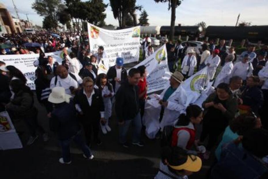Trabajadores del sector salud protestan por falta de medicamentos en Toluca 