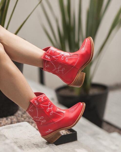 Botas en tendencia que no pueden faltar en tu armario esta temporada