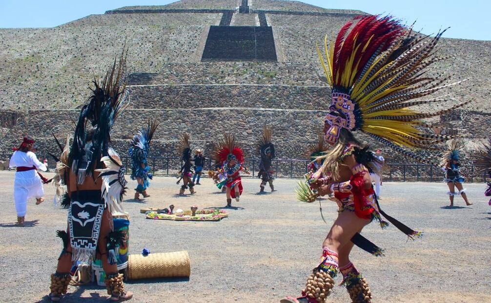 Danza prehispánica frente a la pirámide del Sol. Foto: Emilio Fernández