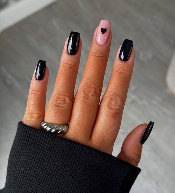 Las uñas de color negro pueden lucir elegantes. Foto: Instagram @beautyspace_charlotte