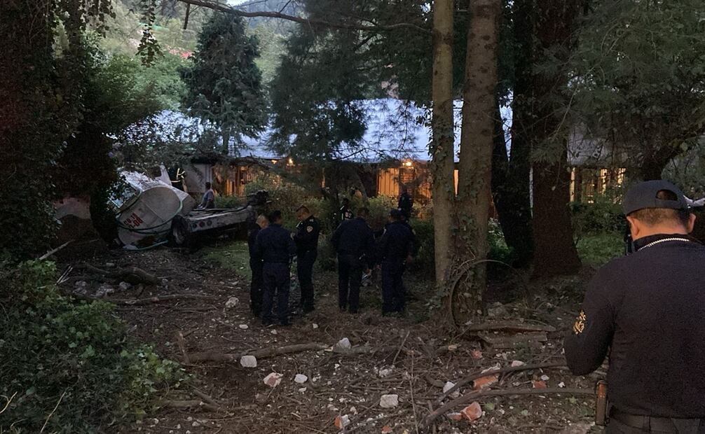 Pipa de agua se accidenta y vuelva en un deportivo de Cuajimalpa. Foto: Especial