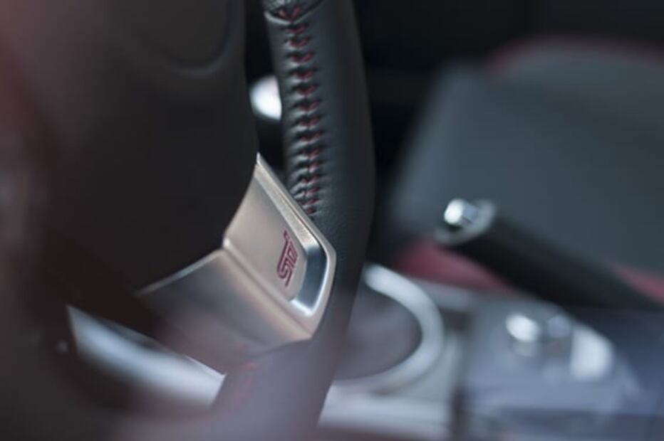 Esto es lo que ocurre si pones el freno de mano en un auto en movimiento
