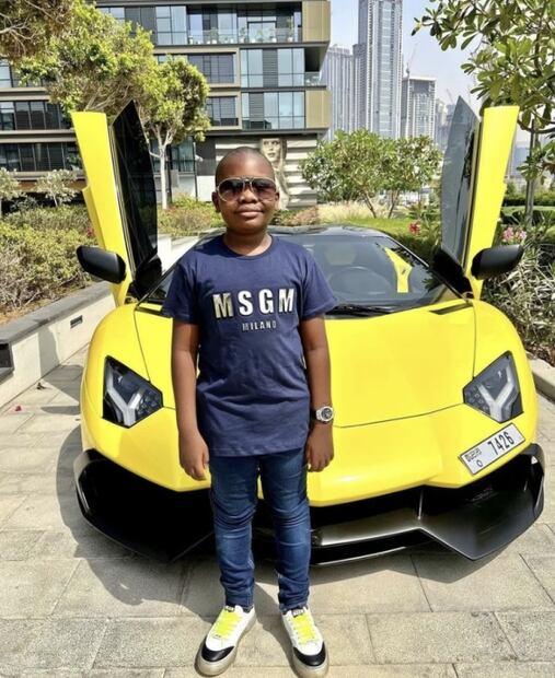 Mompha Jr., el niño influencer que tiene colección de autos de lujo