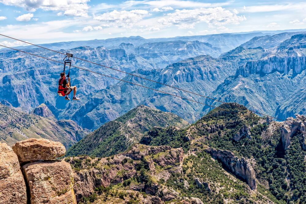 Tirolesa y vértigo en el Parque de Aventura Barrancas del Cobre. (Foto: Istock)