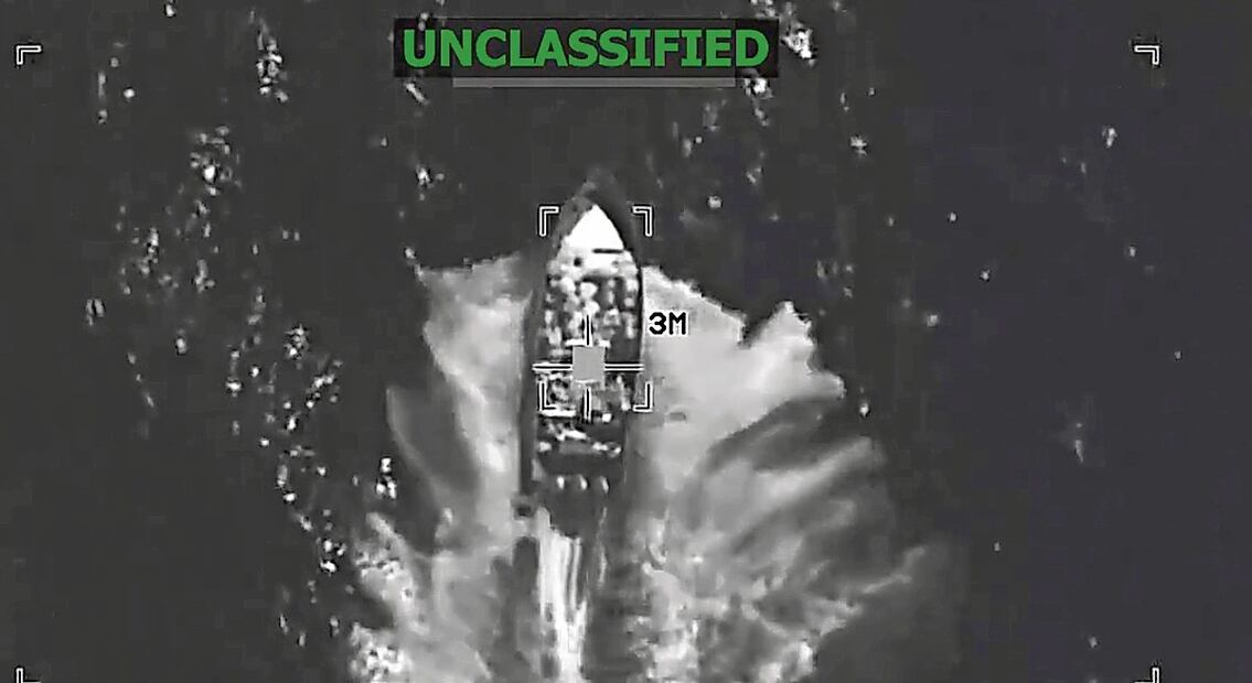 Las fuerzas armadas de EU publicaron un video de otro ataque contra una supuesta narcolancha. Foto: Especial