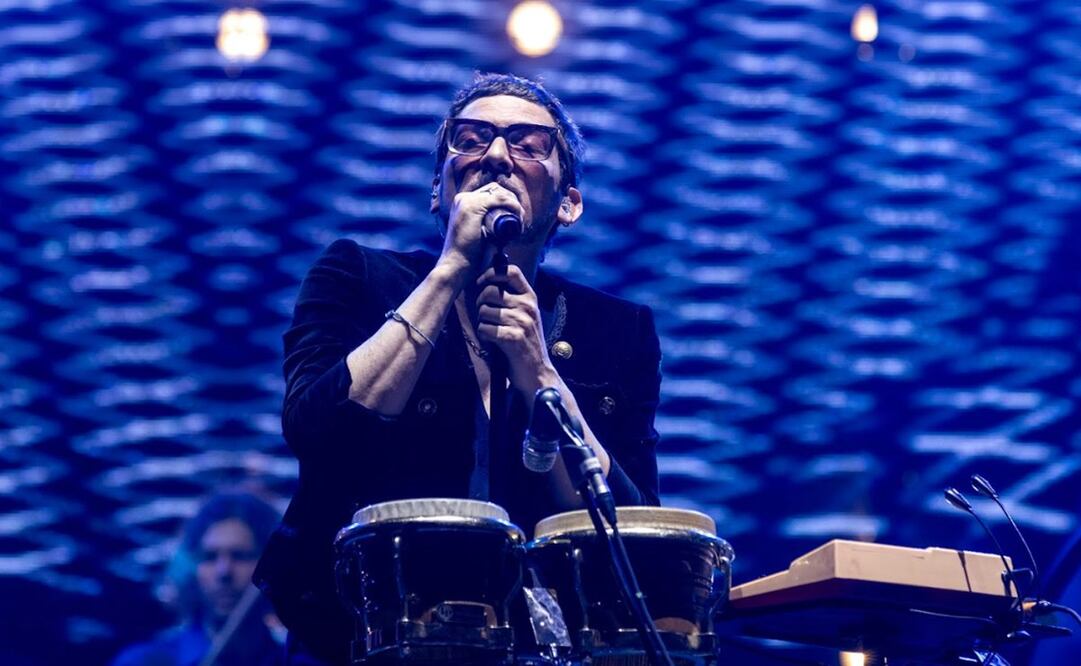 León Larregui deleita al Palacio de los Deportes. Foto: Lulú Urdapilleta.