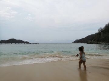 Arrastra ola a dos turistas en Puerto Escondido