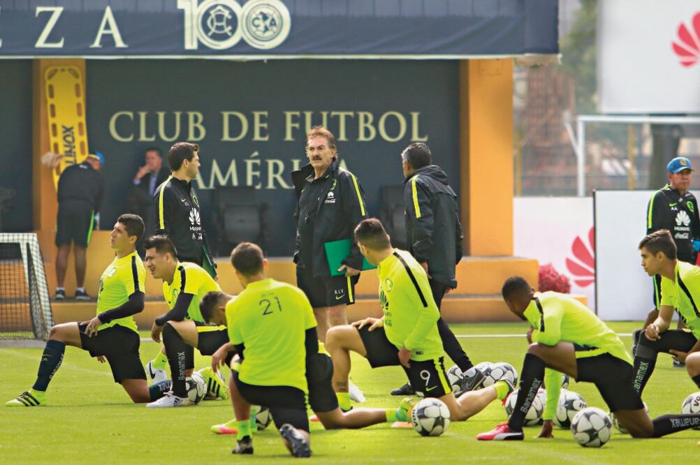 Para alcanzar la final de la Copa MX, el técnico Ricardo La Volpe ordenó trabajos de acondicionamiento físico, técnica y táctica para estar a nivel del acérrimo rival, esta noche (ERNESTO PÉREZ M. IMAGO7)