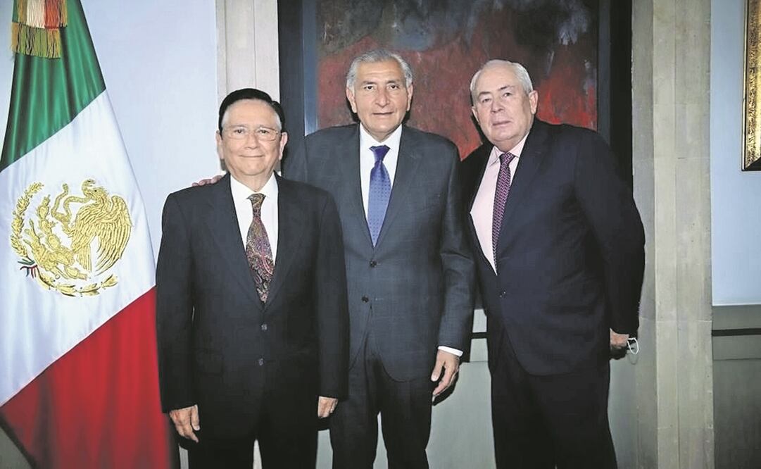 El extitular del Segalmex Ignacio Ovalle Fernández; el secretario de Gobernación, Adán Augusto López, y el sucesor en el organismo de la Sader, Leonel Cota, durante la toma de posesión al cargo. Foto: Especial 