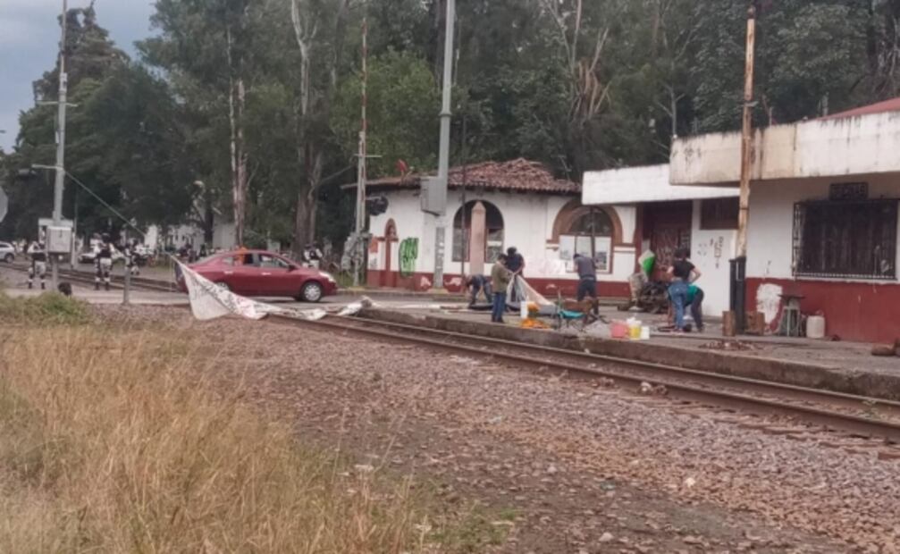 Tras 88 días de bloqueo, desalojan a maestros de las vías del tren en Michoacán
